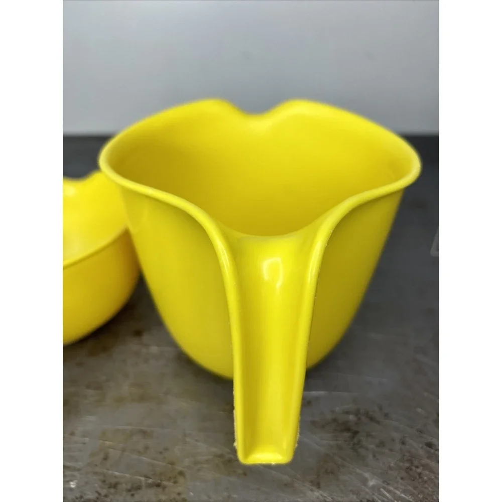 Pair Of Vintage Rubbermaid Yellow Grip Mix Batter Bowls #2663 #3004 Baking